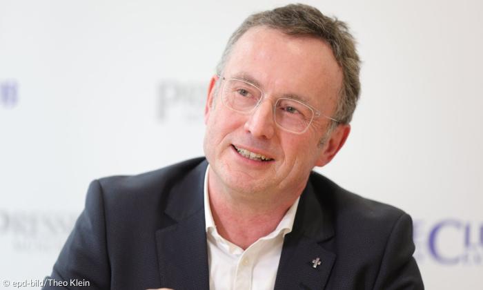 Ein Mann mit Brille 