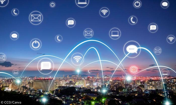 Eine Stadt im Abendlicht, viele Internet-Symbole