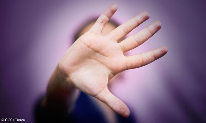Eine Kinderhand wehrt ab