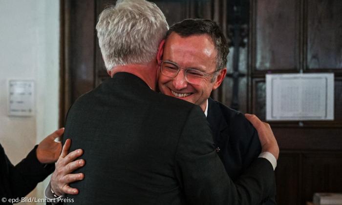 Zwei Männer umarmen sich