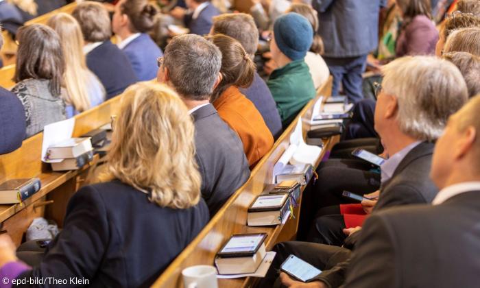 Digitale Wahl: Synodale mit Tablets in der Hand
