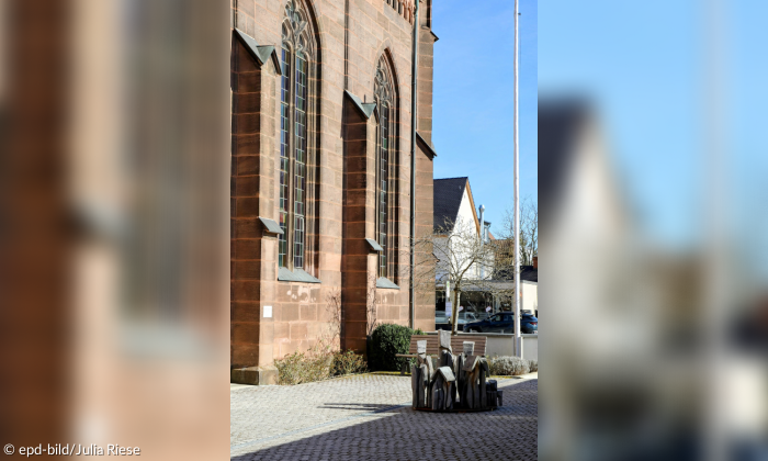 Skulptur "Welt aus den Fugen"