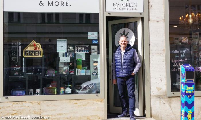 Michael Vetter vor seinem Cannabis Laden in München