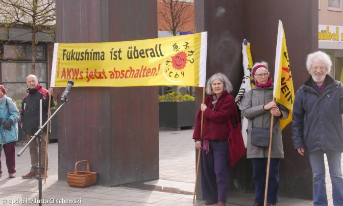 Menschen halten ein Transparent mit der Aufschrift "Fukushima ist überall. AKWs jetzt abschalten!"