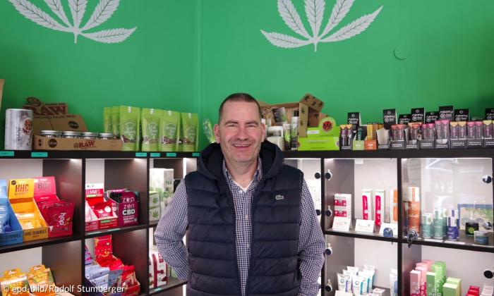 Michael Vetter in seinem Cannabis Laden in München