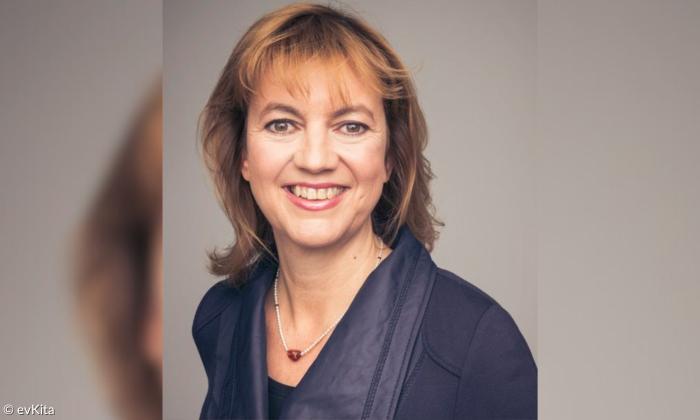 Eine Frau, sie lacht