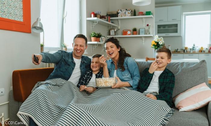 Familie schaut Film 