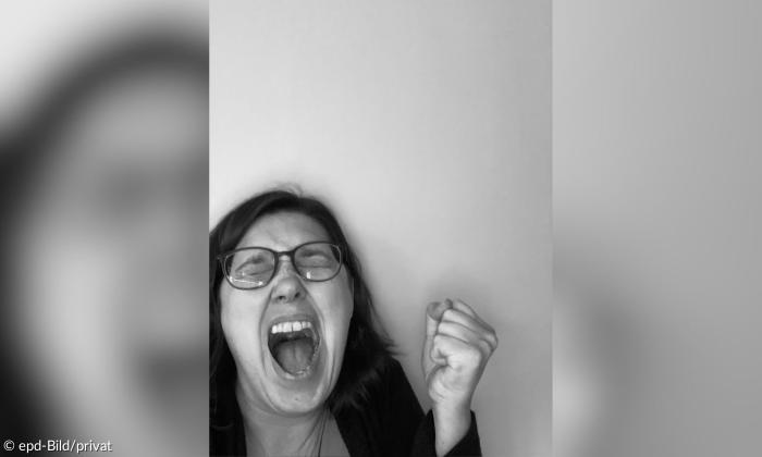 Eine Frau macht ein wütendes Gesicht