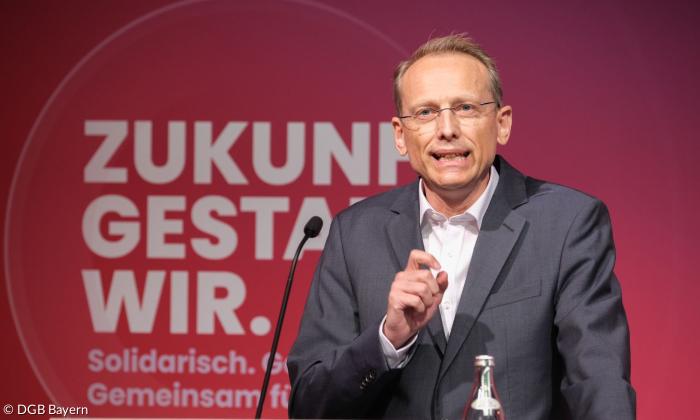Ein Mann vor einem roten Hintergrund