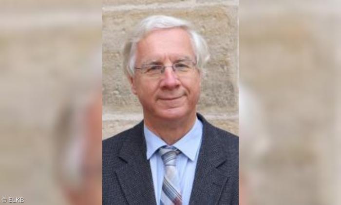 Ein Mann im Anzug mit Krawatte, Brustansicht