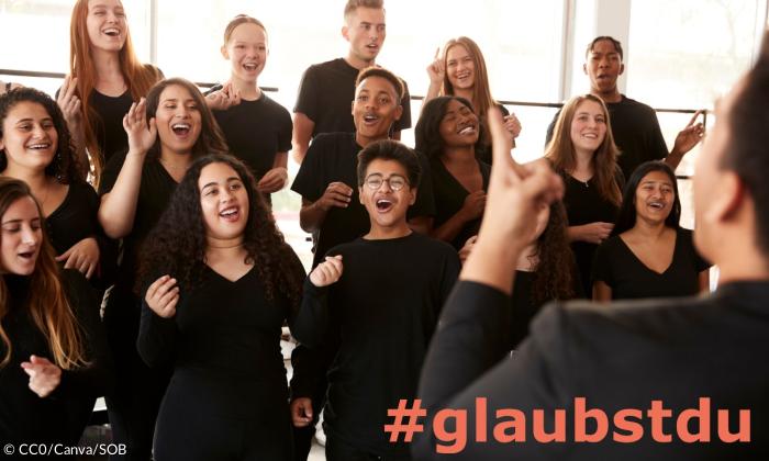 Ein Gospelchor mit dem Schriftzug #glaubstdu