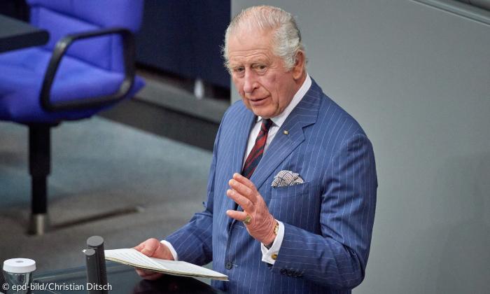 Ein älterer Herr im blauen Anzug