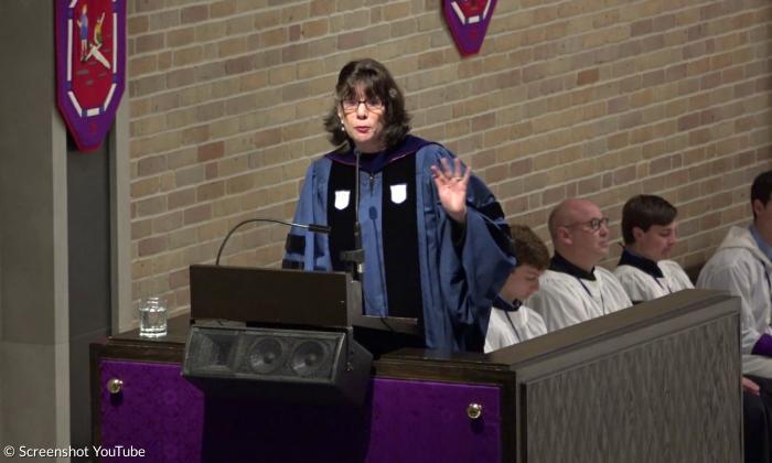 Die jüdische Neutestamentlerin Amy-Jill Levine bei einer Predigt in den USA über die Auferweckung des Lazarus.