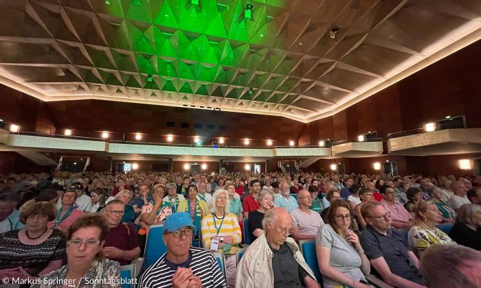 38. Deutscher Evangelischer Kirchentag in Nürnberg - Gut gefüllte Meistersingerhalle beim Hauptpodium "Fokus Israel und Palästina. Wo sind die Brücken in die Zukunft?"