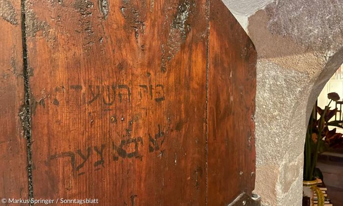 "An dieses Tor soll kein Kummer kommen!" – der hebräische Segensspruch auf einer 500 Jahre alten Tür im Sebalder Pfarrhof.