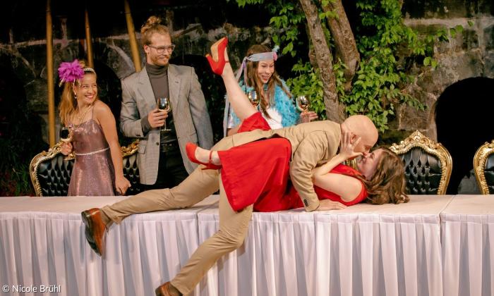 "Jedermann" auf der Bühne der Kreuzgangspiele in Feuchtwangen