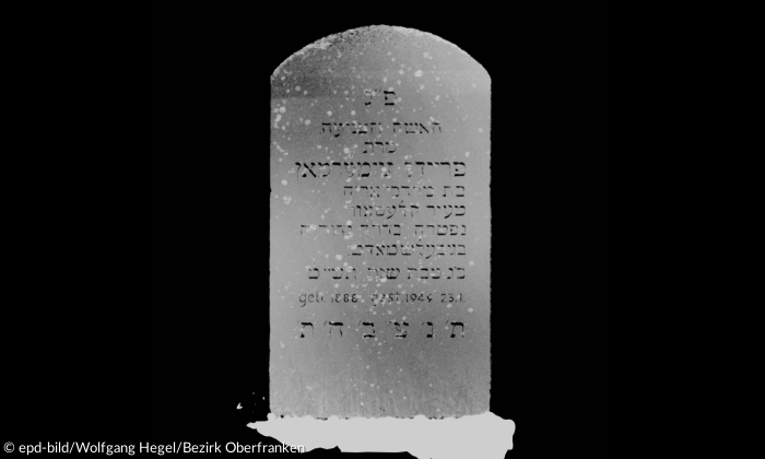 3D-Modell eines jüdischen Grabsteins - man erkennt hebräische Schriftzeichen auf der Frontseite des Grabsteins