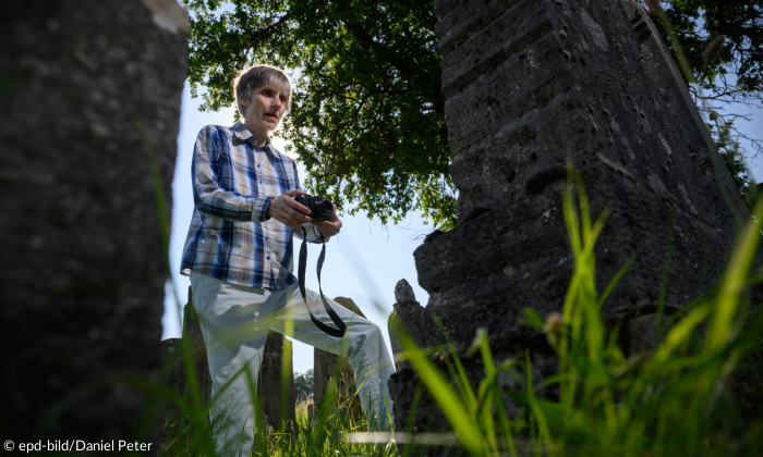 Die Theologin Monika Berwanger stellt auf dem jüdischen Friedhof in Allersheim im Landkreis Würzburg je Grabstein 80 bis 120 Fotografien aus verschiedenen Perspektiven her. Die Fotos werden in ein Photogrammetrie-Programm geladen, das aus den zweidimensionalen Bildern ein 3D-Modell macht. Dieses Modell wiederum wird dann in einem weiteren Programm nachbearbeitet. Mit technischem Geschick kann man so fast unsichtbare Inschriften wieder lesbar machen.