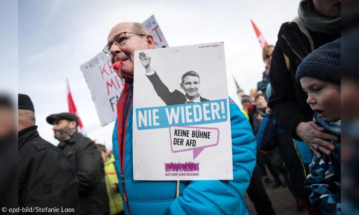 Ein Mann mit einem Plakat "Keine Bühne der AfD"
