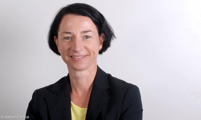 Eine Frau mit dunklen Haaren