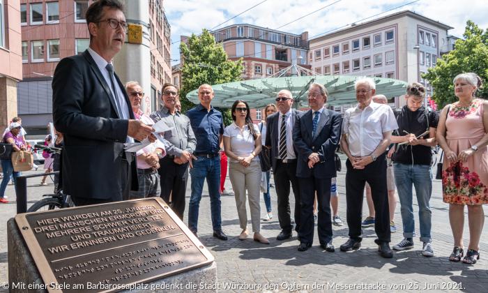 Oberbürgermeister Christian Schuchardt weiht die Gedenkstele am Barbarossaplatz ein. 