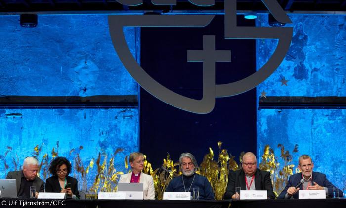 Menschen auf einem Podium