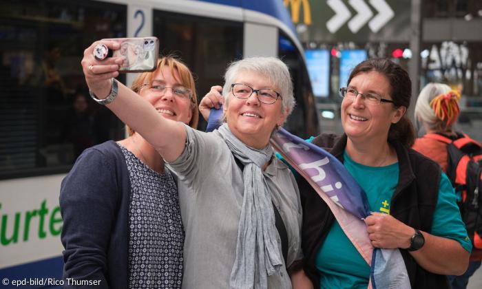 Drei Frauen machen ein Selfie