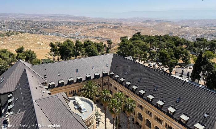 Blick vom Turm der Jerusalemer Himmelfahrtskirche über den Komplex des Auguste-Viktoria-Krankenhauses nach Nordosten in die judäische Wüste und ins Jordantal.