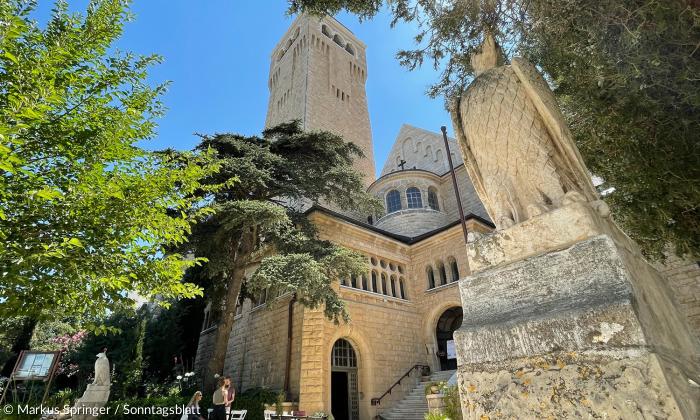 Die Kirche von Kaiser Wilhelm II.: Architektonisch kann die Jerusalemer Himmelfahrtskirche ihre deutsche Herkunft nicht verbergen - deutscher Adler und ein Wilhelm-Zwo-Deckenporträt als Heiliger Thomas inklusive.
