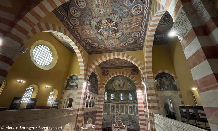 Das Innere der Jerusalemer Himmelfahrtskirche. An der Decke hat sich auch Kaiser Wilhelm II. mit einem Porträt als Apostel Thomas verewigt.