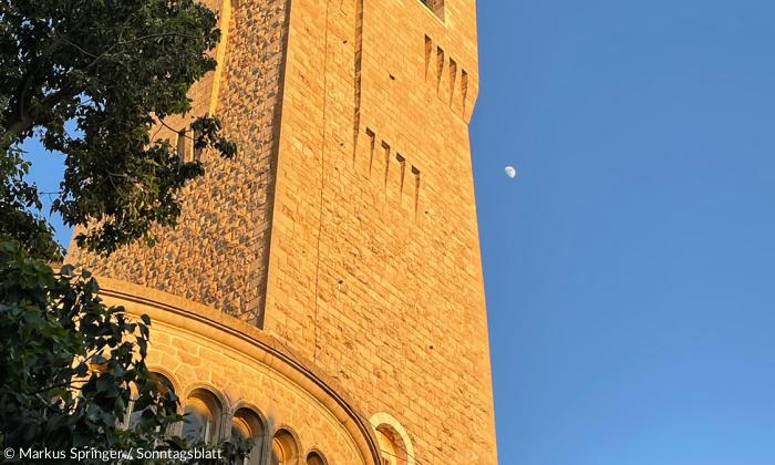 Der Turm der evangelisch-lutherischen Himmelfahrtskirche auf dem Ölberg in Jerusalem.