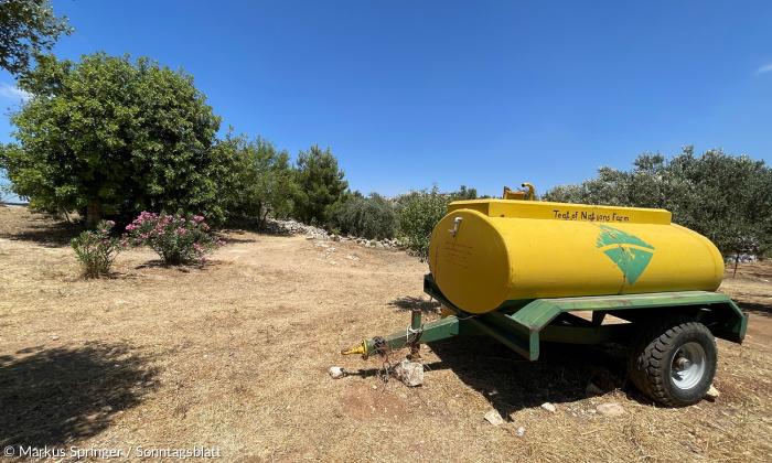 "Tent of Nations" - Friedenszentrum und landwirtschaftlicher Betrieb: Wasser muss per Fasswagen aus dem Tal geholt werden.