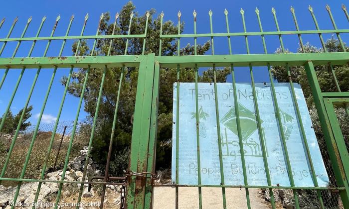 Friedenszentrum und Bauernhof: Das Gittertor zum "Tent of Nations" der Familie Nassar nordöstlich von Nahalin.