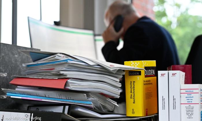 Ein Mann versinkt in Arbeit