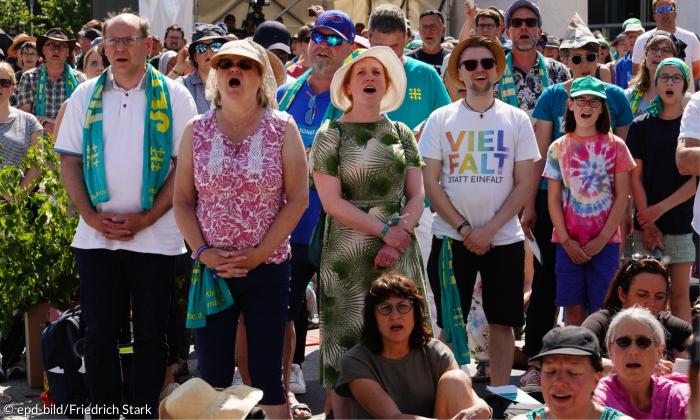 Menschen verschiedenen Alters singen