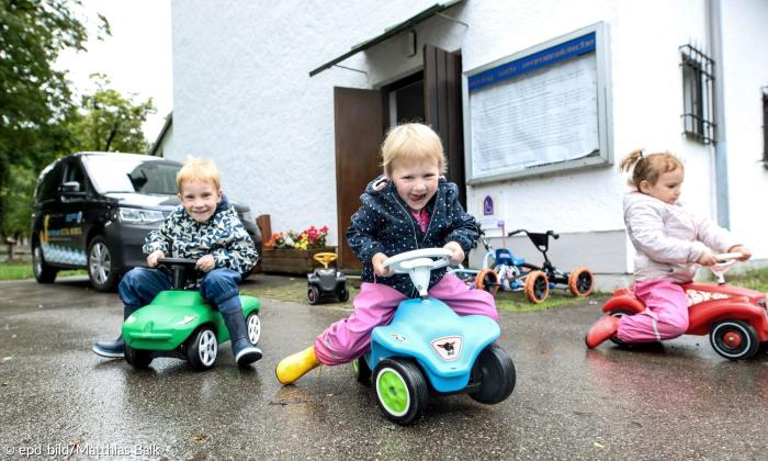 Drei Kinder auf Bobby-Cars