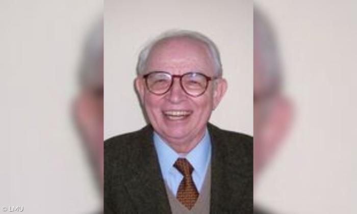 Ein Mann mit Brille, er lächelt