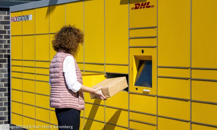Eine Frau vor gelben Paketboxen