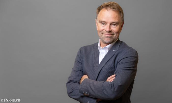 Ein Mann im grauen Anzug