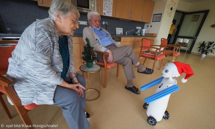 Mini-Roboter "Navel" mit Weihnschtsmuetze im Evangelischen Pflegezentrum in Eichenau (Foto vom 17.12.2020).