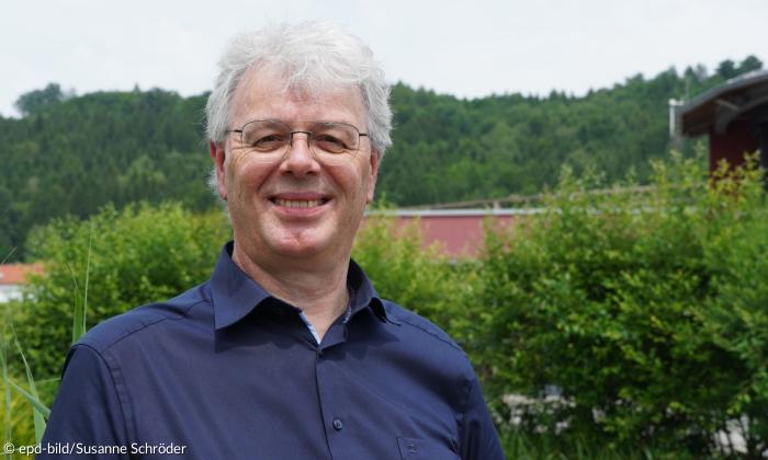 Ein Mann im blauen Hemd