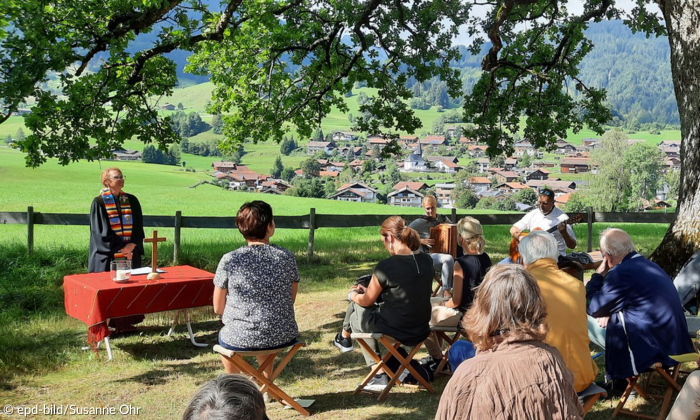 Pfarrerin Susanne Ohr aus Fischen im Allgäu bei einem Gottesdienst im Freien
