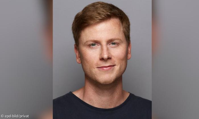 Ein Mann mit kurzen Haaren