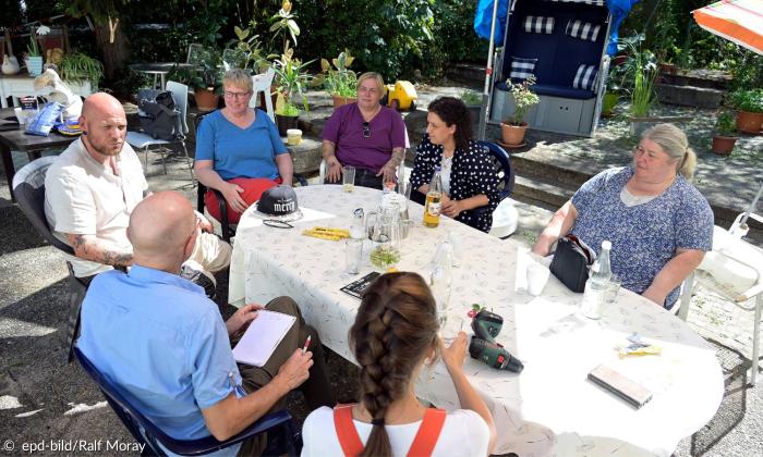 Pfarrerin Bartels (im blauen Tshirt) von der Jona-Gemeinde in Ludwigshafen und eine Gruppe von Ehrenamtlichen