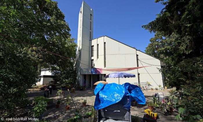 Die evangelische Matthaeuskirche (Matthäuskirche) in Ludwigshafen mit Mitmachgarten 