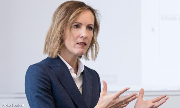 Eine Frau im blauen Blazer
