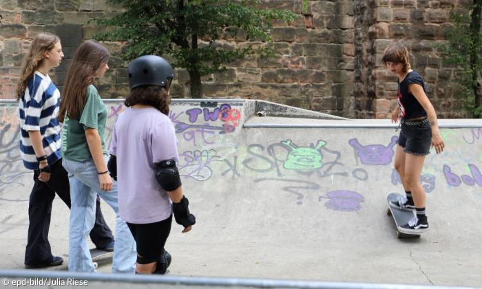 Sunny zeigt das Fahren an der Mini-Ramp
