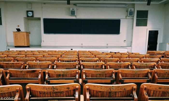 Ein leerer Universitätssaal