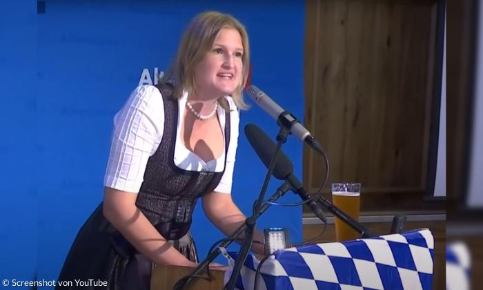 Eine Frau im Dirndl
