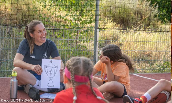 Sportlerin möchte junge Mädchen motivieren. 